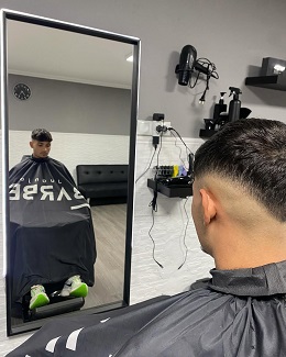 Primer plano de un corte de pelo masculino con un degradado bajo (low fade) y textura, realizado por by Juanjo Barber.