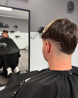 Estilo de peinado pompadour con degradado medio y barba perfilada, un trabajo de estilismo de by Juanjo Barber en Ayamonte.