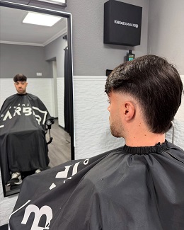 Corte de pelo con skin fade (degradado a piel) y dibujo tribal, ejemplo de los cortes urbanos en by Juanjo Barber.