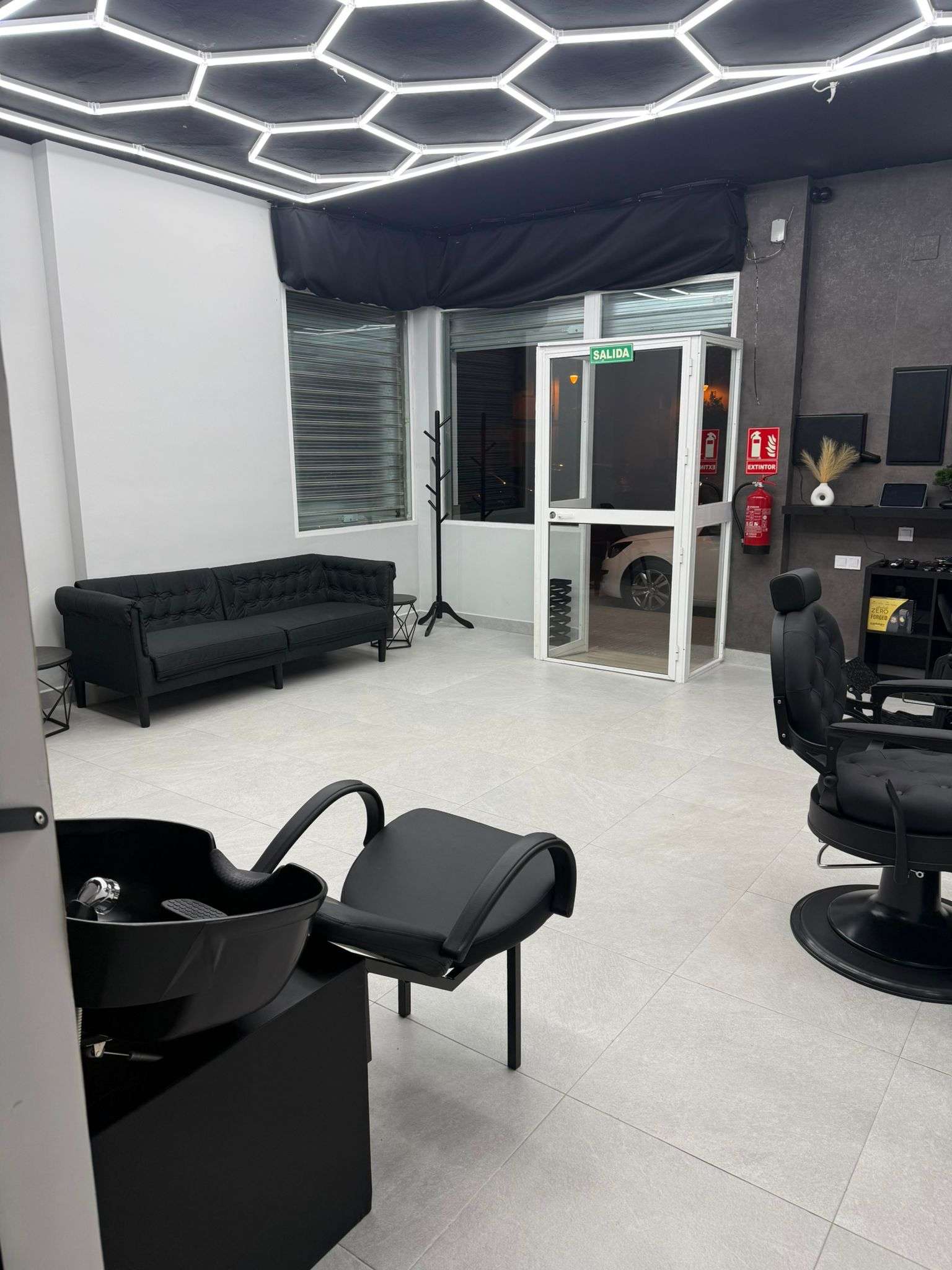 Detalle de un degradado alto (high fade) perfectamente ejecutado en un corte de pelo para hombre en nuestra barbería de Ayamonte.