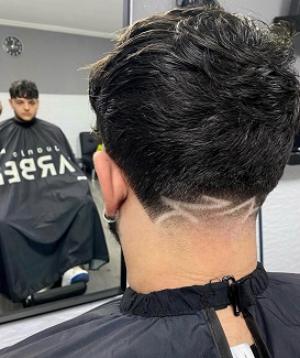 Detalle de un degradado alto (high fade) perfectamente ejecutado en un corte de pelo para hombre en nuestra barbería de Ayamonte.